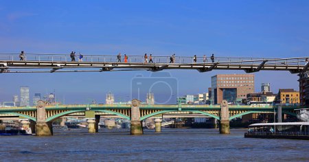 Téléchargez les photos : LONDRES ROYAUME-UNI 06 17 2023 : Le pont Millenium par une journée nuageuse typique à Londres - en image libre de droit