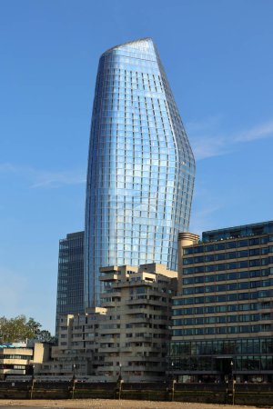 Foto de LONDRES REINO UNIDO 06 19 2023: Ciudad de Londres skyline con altos edificios modernos - Imagen libre de derechos