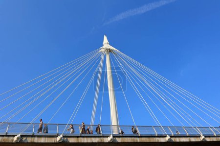 Téléchargez les photos : Pont suspendu sur la rivière en ville - en image libre de droit