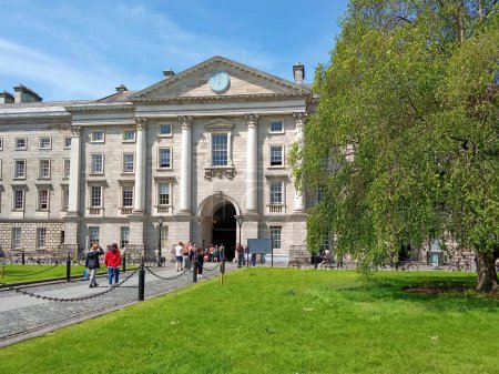 Téléchargez les photos : DUBLIN REPUBLIC OF IRELAND 05 28 2023: Trinity College or the College of the Holy and Undivided Trinity of Queen Elizabeth near Dublin, is the sole constituent college of the University of Dublin - en image libre de droit
