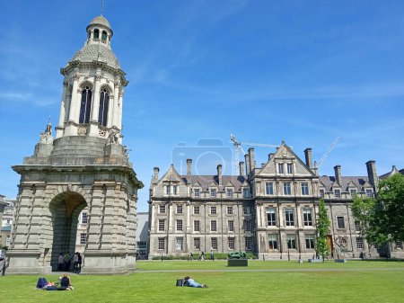 Téléchargez les photos : RÉPUBLIQUE DUBLINE D'IRLANDE 05 28 2023 : Trinity College ou le Collège de la Sainte Trinité indivise de la Reine Elizabeth - en image libre de droit