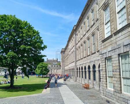 Téléchargez les photos : DUBLIN REPUBLIC OF IRELAND 05 28 2023: Trinity College or the College of the Holy and Undivided Trinity of Queen Elizabeth near Dublin, is the sole constituent college of the University of Dublin - en image libre de droit