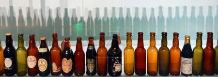 Foto de REPÚBLICA DUBLINA DE IRLANDA 05 28 2023: Viejas botellas de guinness Guinness Storehouse - Imagen libre de derechos