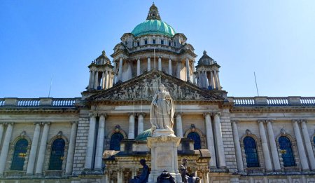 Téléchargez les photos : BELFAST NORTHERN IRELAND UNITED KINGDOM 06 03 20: Belfast City Hall was commissioned to replace the Old Town Hall. The catalyst for change came when Belfast was awarded city status by Queen Victoria - en image libre de droit