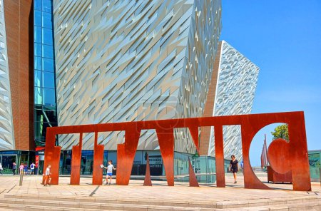 Foto de IRLANDA DEL NORTE BELFAST REINO UNIDO 06 03 2023: Museo Titanic Belfast un monumento al patrimonio marítimo de Belfast en el sitio del antiguo astillero de Harland y Wolff en el barrio del Titanic - Imagen libre de derechos