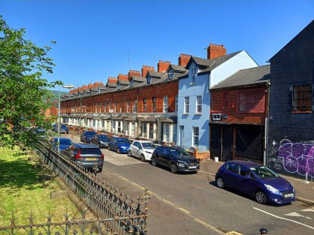 Téléchargez les photos : BELFAST NORTHERN IRELAND UNITED KINGDOM 06 03 2023: Belfast's traditional red brick Victorian Terraced houses in being flattened for bland housing with little merit - en image libre de droit