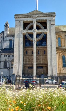Téléchargez les photos : BELFAST NORTHERN IRLANDE ROYAUME-UNI 06 03 23 : La plus grande croix celtique d'Irlande, la cathédrale St. Annes, est située sur Donegall Street, dans le quartier de la cathédrale, à quelques pas de Belfast City. - en image libre de droit