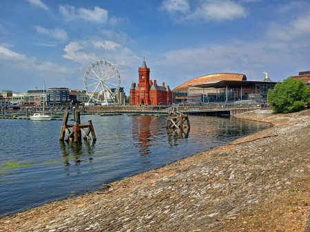 Foto de CARDIFF WALES REINO UNIDO 06 17 2023: Bahía de Cardiff es el área creada por la presa de Cardiff en Cardiff del Sur, la capital de Gales. - Imagen libre de derechos