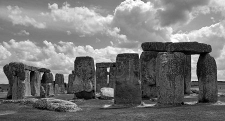 Téléchargez les photos : SALISBURY UNITED KINGDOM 06 20 23: Stonehenge is a prehistoric monument on Salisbury in Wiltshire. It consists of outer ring of vertical sarsen standing stones. Inside is a ring of smaller bluestone - en image libre de droit