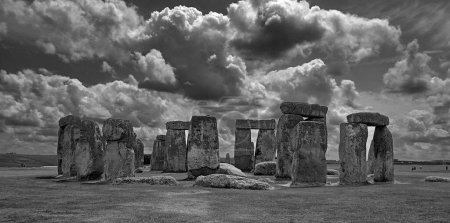 Foto de SALISBURY UNITED KINGDOM 06 20 23: Stonehenge is a prehistoric monument on Salisbury in Wiltshire. It consists of outer ring of vertical sarsen standing stones. Inside is a ring of smaller bluestone - Imagen libre de derechos