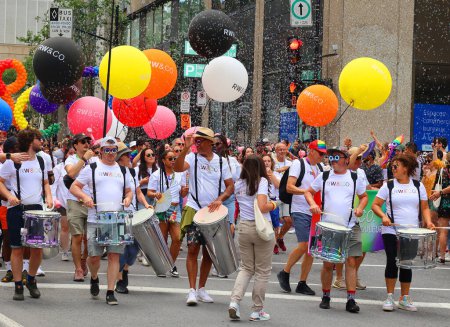 Téléchargez les photos : MONTRÉAL QUÉBEC CANADA 08 13 23 : Participants à la Journée communautaire des célébrations de la fierté de Montréal. Cet événement a pour mandat d'impliquer, d'éduquer et de divertir - en image libre de droit