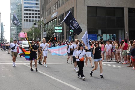 Foto de MONTREAL QUEBEC CANADA 08 13 23: Participantes en el festival Community Day for Montreal Pride Celebrations. Este evento tiene el mandato de involucrar, educar y entretener - Imagen libre de derechos