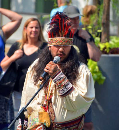 Foto de MONTREAL QUEBEC CANADÁ 08 12 2023: Frente indígena Los mohawk en traje tradicional son la tribu más oriental de la Confederación Iroquesa. - Imagen libre de derechos