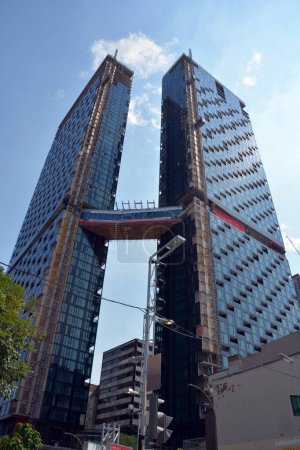 Foto de MONTREAL CANADA 08 09 2022: Maestria Condominiums es un complejo de edificios de uso mixto en construcción, los dos rascacielos casi idénticos se convertirán en los edificios gemelos más altos de Canadá - Imagen libre de derechos