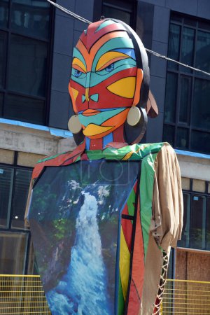 Foto de MONTREAL QUEBEC CANADA 08 12 2023: Frente de títeres indígenas Los mohawk con trajes tradicionales son la tribu más oriental de la Confederación Iroquesa.. - Imagen libre de derechos