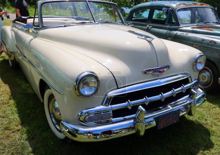 Foto de GRANBY QUEBEC CANADA 07 30 2023: Chevrolet Deluxe 1952 es una línea de recorte de automóviles Chevrolet que se comercializó de 1941 a 1952, y fue el líder de ventas de volumen para el mercado durante la década de 1940 - Imagen libre de derechos