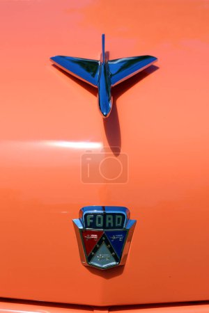 Téléchargez les photos : GRANBY QUEBEC CANADA 07 30 2023 : La Ford Crestline 1954 est une automobile produite par Ford aux États-Unis pour les années modèles 1952 à 1954 - en image libre de droit