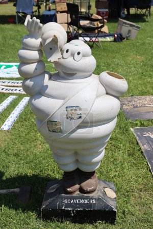Téléchargez les photos : GRANBY QUEBEC CANADA 07 30 2023 : Bibendum, communément appelé Michelin Man ou Michelin Tyre Man, est la mascotte officielle de la compagnie de pneumatiques Michelin.. - en image libre de droit