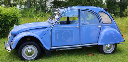 Téléchargez les photos : GRANBY QUEBEC CANADA 07 30 2023 : Solutions d'après-guerre au transport abordable et ouvrier, la Citroën 2CV (connue sous le nom de Deux Chevaux) est peut-être la plus charismatique. - en image libre de droit