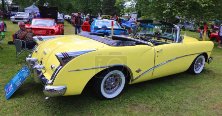 Téléchargez les photos : GRANBY QUEBEC CANADA 07 30 2023 : Buick Skylark 1954 est une voiture de tourisme produite par Buick. Le modèle a été réalisé en six cycles de production, pendant 46 ans - en image libre de droit