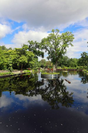 Téléchargez les photos : Paysage de jardin d'été à Montréal, Québec, Canada - en image libre de droit