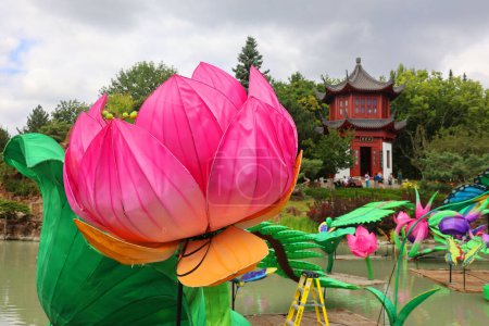 Téléchargez les photos : MONTRÉAL QUÉBEC CANADA - 08 27 2020 : Le Jardin Chinois des Jardins Botaniques de Montréal rassemblera et présentera des lanternes traditionnelles, et quand le soleil se couchera - en image libre de droit