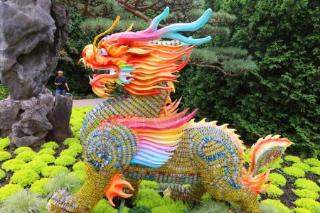 Téléchargez les photos : MONTRÉAL QUÉBEC CANADA - 08 27 2020 : Dragon dans le jardin chinois des Jardins botaniques de Montréal présentera des lanternes traditionnelles, et lorsque le soleil se couchera - en image libre de droit
