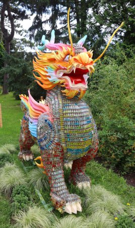 Téléchargez les photos : MONTRÉAL QUÉBEC CANADA - 08 27 2020 : Dragon dans le jardin chinois des Jardins botaniques de Montréal présentera des lanternes traditionnelles, et lorsque le soleil se couchera - en image libre de droit