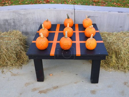 BROMONT QUEBEC CANADA 10 19 2023 : Tic tac toe pumpkins table aux Epouvantables Bromont, est un concours d'automne, qui ramènera les visiteurs dans le temps du Vieux Village appelé West Shefford