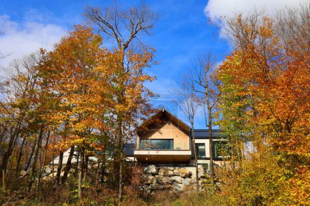 Foto de BROMONT QUEBEC CANADA 10 19 2023: Casa típica canadiense en otoño paisaje municipios orientales Provincia de Shellord Quebec Canadá - Imagen libre de derechos