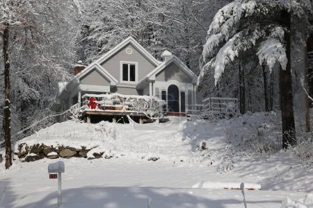 Téléchargez les photos : SHEFFORD QUÉBEC CANADA 12 05 2023 : Le paysage hivernal et la conception typiquement canadienne des maisons doivent depuis longtemps être adaptés au climat et à la géographie du Canada - en image libre de droit