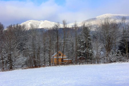 Foto de SHEFFORD QUEBEC CANADA 12 05 2023: El paisaje invernal y el diseño típico de la casa canadiense han necesitado adaptarse durante mucho tiempo al clima y la geografía de Canadá - Imagen libre de derechos