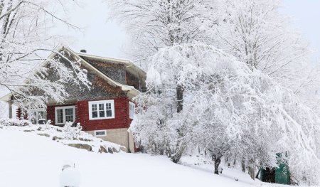 Téléchargez les photos : SHEFFORD QUÉBEC CANADA 12 05 2023 : Le paysage hivernal et la conception typiquement canadienne des maisons doivent depuis longtemps être adaptés au climat et à la géographie du Canada - en image libre de droit