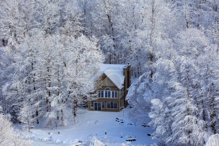 Téléchargez les photos : SHEFFORD QUÉBEC CANADA 12 12 2023 : Le paysage hivernal et la conception typiquement canadienne des maisons doivent depuis longtemps être adaptés au climat et à la géographie du Canada - en image libre de droit