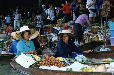 Foto de TAILANDIA BANGKOK 05 17 1999: Los mercados flotantes de Damnoen Saduak en Bangkok están entre las principales atracciones de la ciudad - Imagen libre de derechos