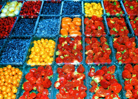 Foto de Verduras frescas coloridas y frutas en el puesto del mercado - Imagen libre de derechos