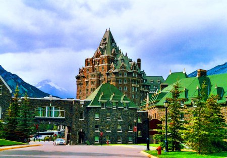 Foto de BANFF, ALBERTA, CANADÁ - 20 de junio de 2005: El Banff Springs Hotel muestra ilustración pop-art de fondo con manchas de color - Imagen libre de derechos