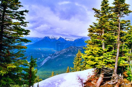 Téléchargez les photos : Beau paysage avec des montagnes canadiennes. Contexte naturel - en image libre de droit