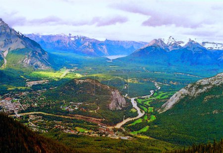 Foto de Montañas Rocosas Canadienses, que comprenden tanto las Rocosas Alberta como las Rocosas Colombianas Británicas, segmento canadiense de las Montañas Rocosas Norteamericanas - Imagen libre de derechos