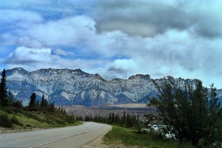 Téléchargez les photos : Beau paysage avec des montagnes canadiennes. Contexte naturel - en image libre de droit