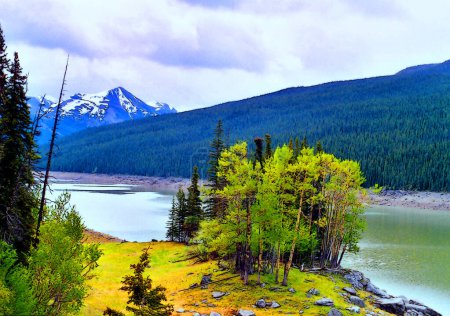 Foto de Hermoso paisaje con río y montañas en Canadá - Imagen libre de derechos