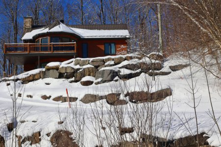 Foto de SHEFFORD, QUEBEC, CANADÁ - 02 05 2024: Paisaje invernal y diseño típico de la casa canadiense - Imagen libre de derechos