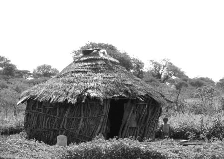 Foto de MANZINI, SUAZILANDIA 11 05 2009: Cabaña redonda africana conocida en la literatura como cono en cilindro o cono en cabaña de tambor - Imagen libre de derechos