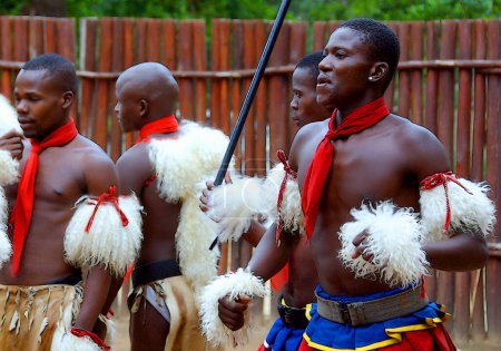 Téléchargez les photos : MANZINI, SWAZILAND - 25 NOVEMBRE : jeunes hommes non identifiés portant des vêtements traditionnels lors de la présentation du spectacle swazi le 25 novembre 2010 à Manzini, Swaziland - en image libre de droit