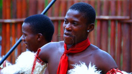 Foto de MANZINI, SUAZILANDIA - 25 DE NOVIEMBRE: jóvenes no identificados que visten ropa tradicional durante la presentación del espectáculo de Swazilandia el 25 de noviembre de 2010 en Manzini, Suazilandia - Imagen libre de derechos