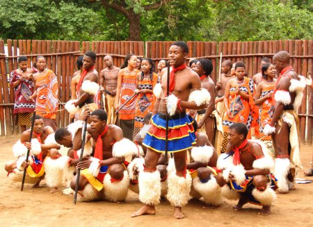Téléchargez les photos : MANZINI, SWAZILAND - 25 NOVEMBRE : jeunes hommes et femmes non identifiés portant des vêtements traditionnels lors de la présentation du spectacle swazi le 25 novembre 2010 à Manzini, Swaziland - en image libre de droit