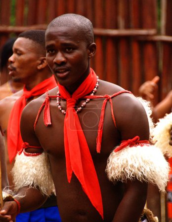 Téléchargez les photos : MANZINI, SWAZILAND - 25 NOVEMBRE : Jeune homme non identifié portant des vêtements traditionnels lors de la présentation du spectacle swazi le 25 novembre 2010 à Manzini, Swaziland - en image libre de droit
