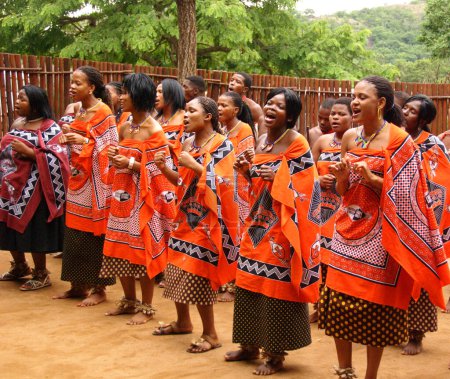 Téléchargez les photos : MANZINI, SWAZILAND - 25 NOVEMBRE : jeunes hommes et femmes non identifiés portant des vêtements traditionnels lors de la présentation du spectacle swazi le 25 novembre 2010 à Manzini, Swaziland - en image libre de droit