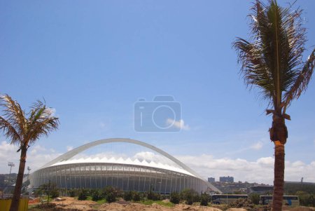 Téléchargez les photos : DURBAN, AFRIQUE DU SUD - 29 novembre 2009 : Stade Moses Mabhida de Durban. C'était l'un des stades hôtes de la Coupe du monde 2010 de la FIFA. - en image libre de droit