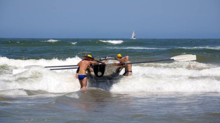 Foto de DURBAN, SUDÁFRICA - 25 de noviembre de 2009: Grupo de jóvenes en el evento de desafío de salvavidas KwaZulu Natal, competición de regatas de Surfboat entre equipos de salvavidas de la región de Durban - Imagen libre de derechos